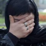 Na sahrani muža, žena je sedela pored kovčega, sva u crnini…..